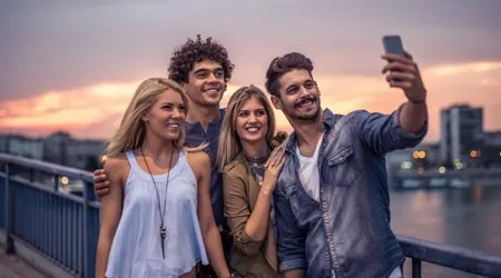 group_mobile_selfie_shutterstock_450 group_mobile_selfie_shutterstock_450