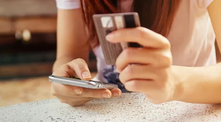 smartphone-credit-card450x250 smartphone-credit-card450x250