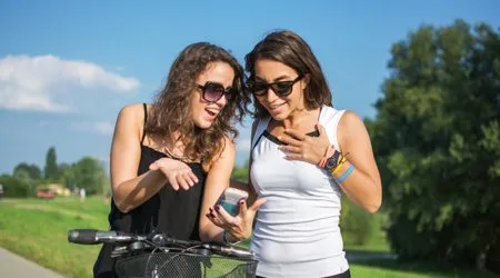women_phone_bike_shutterstock_450 women_phone_bike_shutterstock_450