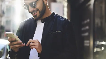 man-smartphone-refund450x250 man-smartphone-refund450x250