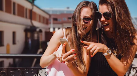 girl-friends-smartphone450x250 girl-friends-smartphone450x250