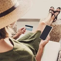 lady_hat_creditcard_traveller_Shutterstock