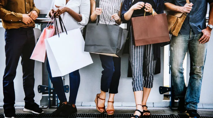 Image: Getty Images Women with shopping bags