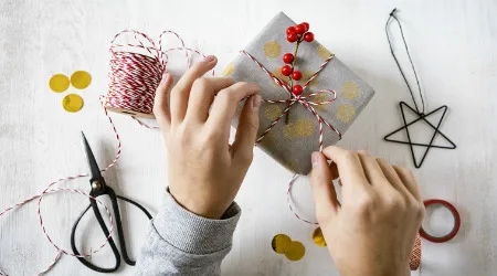How to wrap your Christmas presents creatively 2020