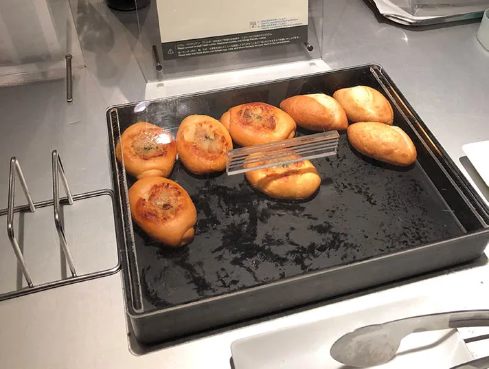 Image: Shing Kam/Finder ANA Lounge, bread selection