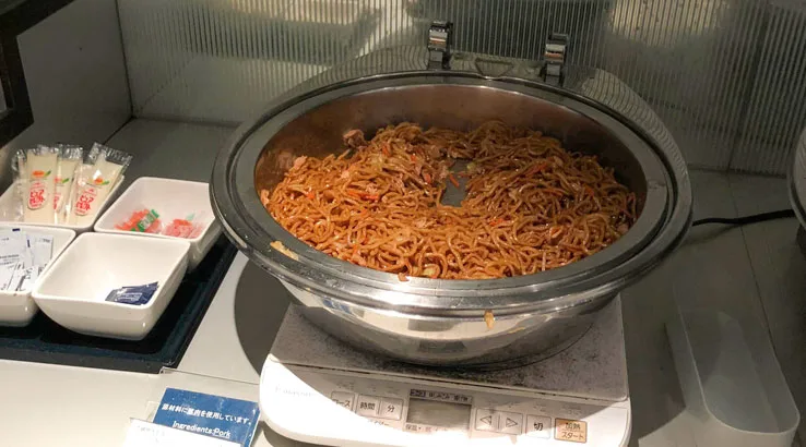 Image: Shing Kam/Finder ANA Lounge, stir-fried noodles