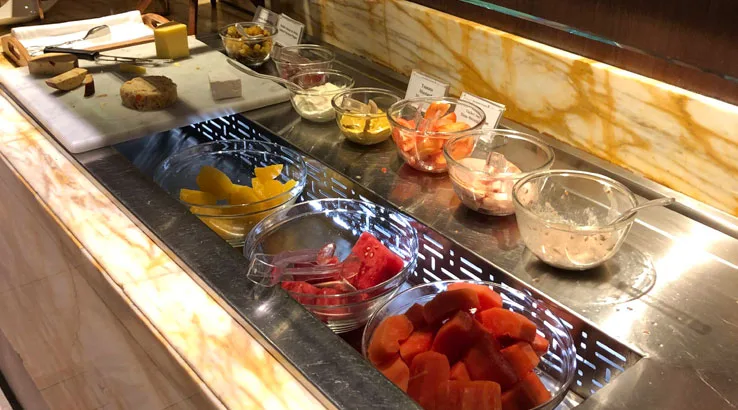 Image: Shing Kam/Finder Changi Airport T3 SilverKris business class lounge, fresh fruit and cheese selection