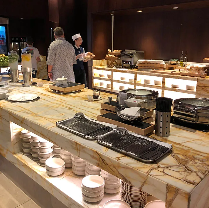 Image: Shing Kam/Finder Changi Airport T3 SilverKris business class lounge, hot buffet area