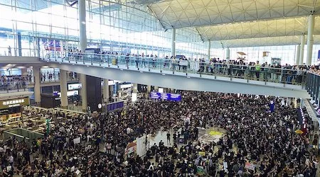 Hong Kong airport suspends flights again