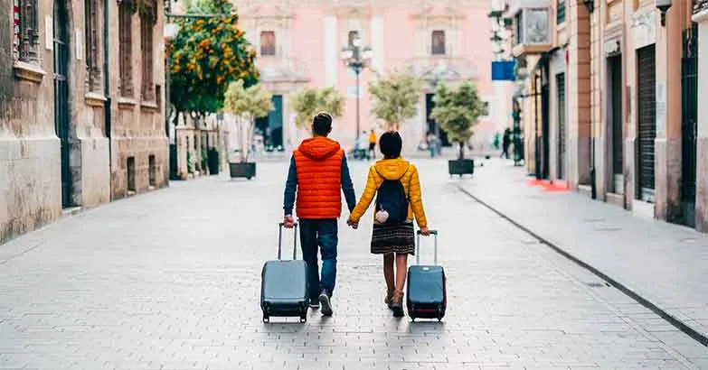 CoupleinItalywithSuitcases_Getty_738x410 CoupleinItalywithSuitcases_Getty_738x410