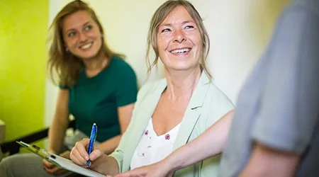 Signing_A_Form_GettyImages_450x250 Signing_A_Form_GettyImages_450x250