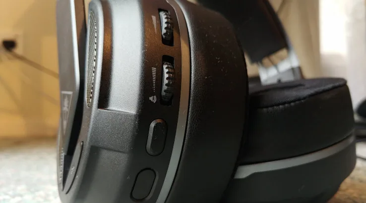 Image: Finder Turtle Beach Elite Atlas Aero headset controls