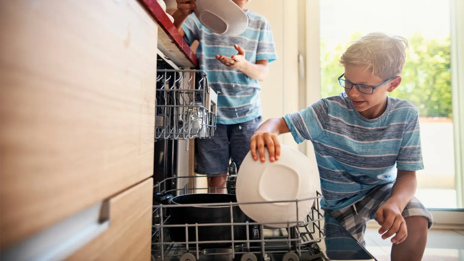 Image: Getty Images kids cleaning dishes
