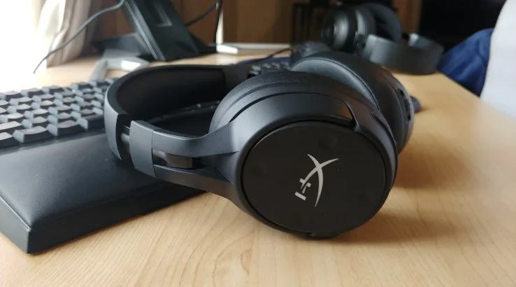 Image: Finder HyperX Cloud Flight S headset lying on keyboard