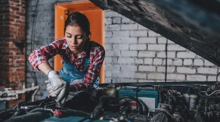 MechanicFixingCar_GettyImages_450x250 MechanicFixingCar_GettyImages_450x250