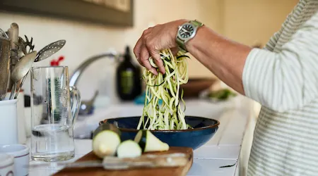 Ourokhome Zucchini Noodle Maker Spaghetti Spiralizer - 5 Blades Vegetable  Slicer for Veggie Noodles and Curly Chips