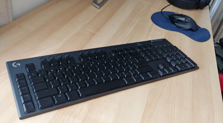 Image: Finder Logitech G915 on desk, high shot