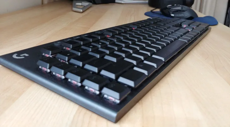 Image: Finder Logitech G915 resting on desk, low angle