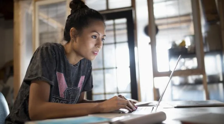 LadyOnLaptop_GettyImages_738x410 LadyOnLaptop_GettyImages_738x410