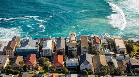 HousesByTheSea_GettyImages_450x250 HousesByTheSea_GettyImages_450x250