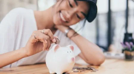 WomanSavingCash_GettyImages_450x250 WomanSavingCash_GettyImages_450x250
