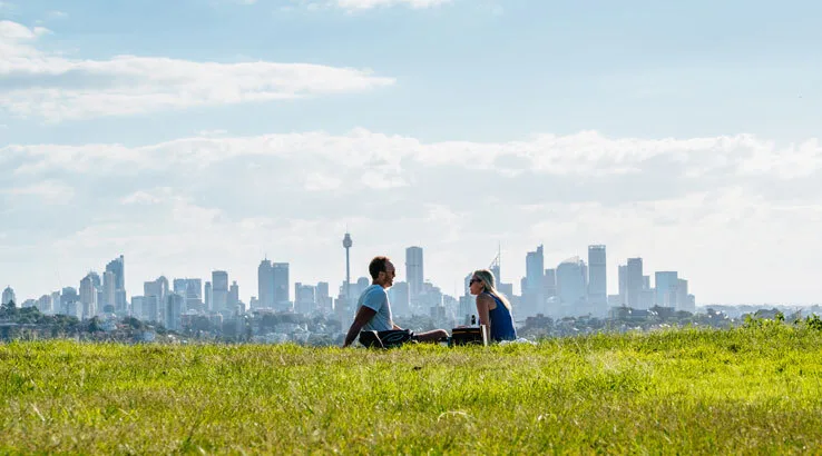 Couplesittingonafield_Getty_738x410 Couplesittingonafield_Getty_738x410