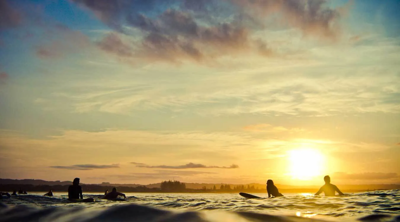 Surfersatsunset_Getty_1350x750 Surfersatsunset_Getty_1350x750