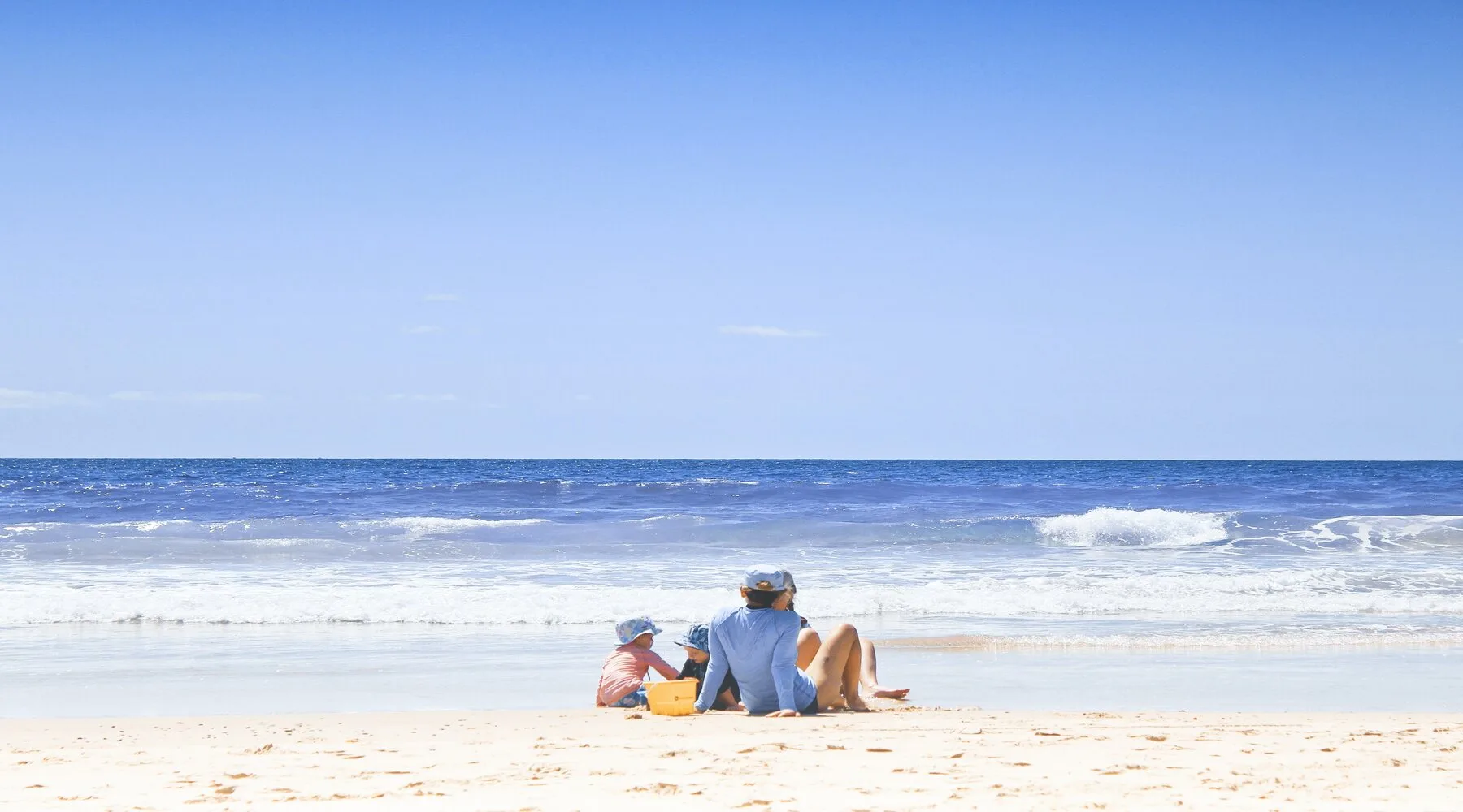familyonbeach_unsplash_1800x1000 familyonbeach_unsplash_1800x1000