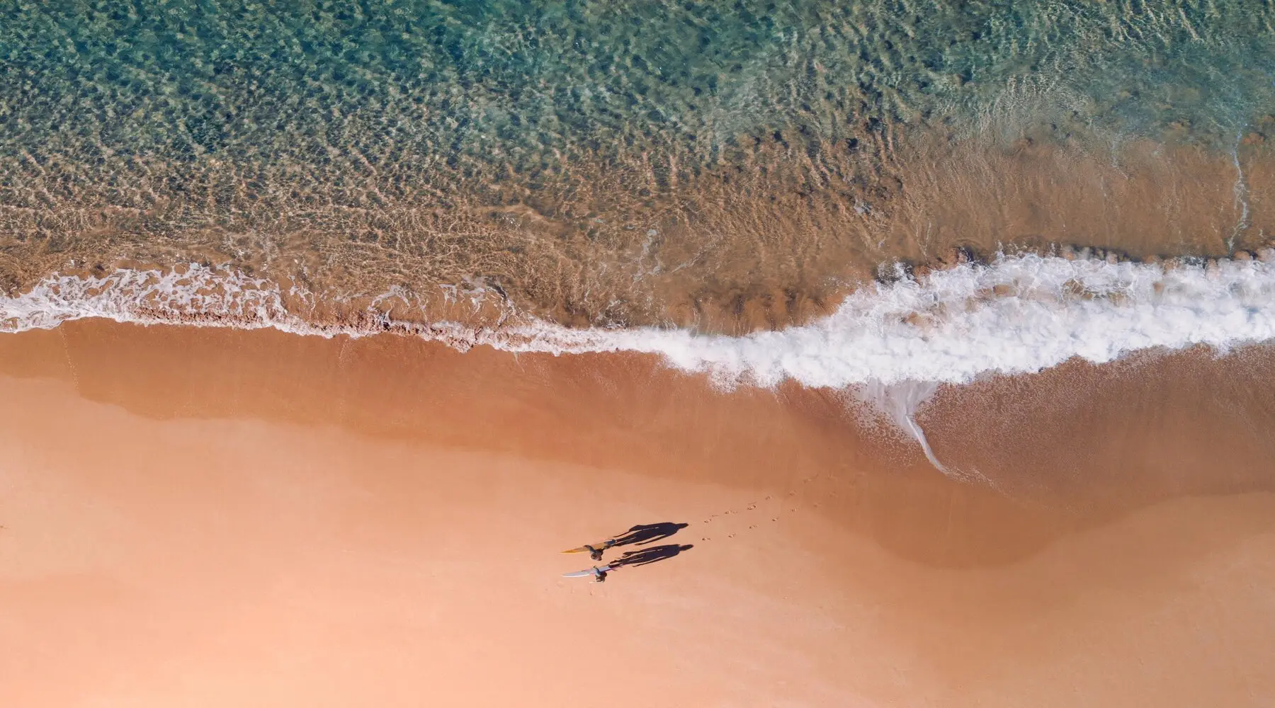 surfersonbeach_unsplash_1800x1000 surfersonbeach_unsplash_1800x1000
