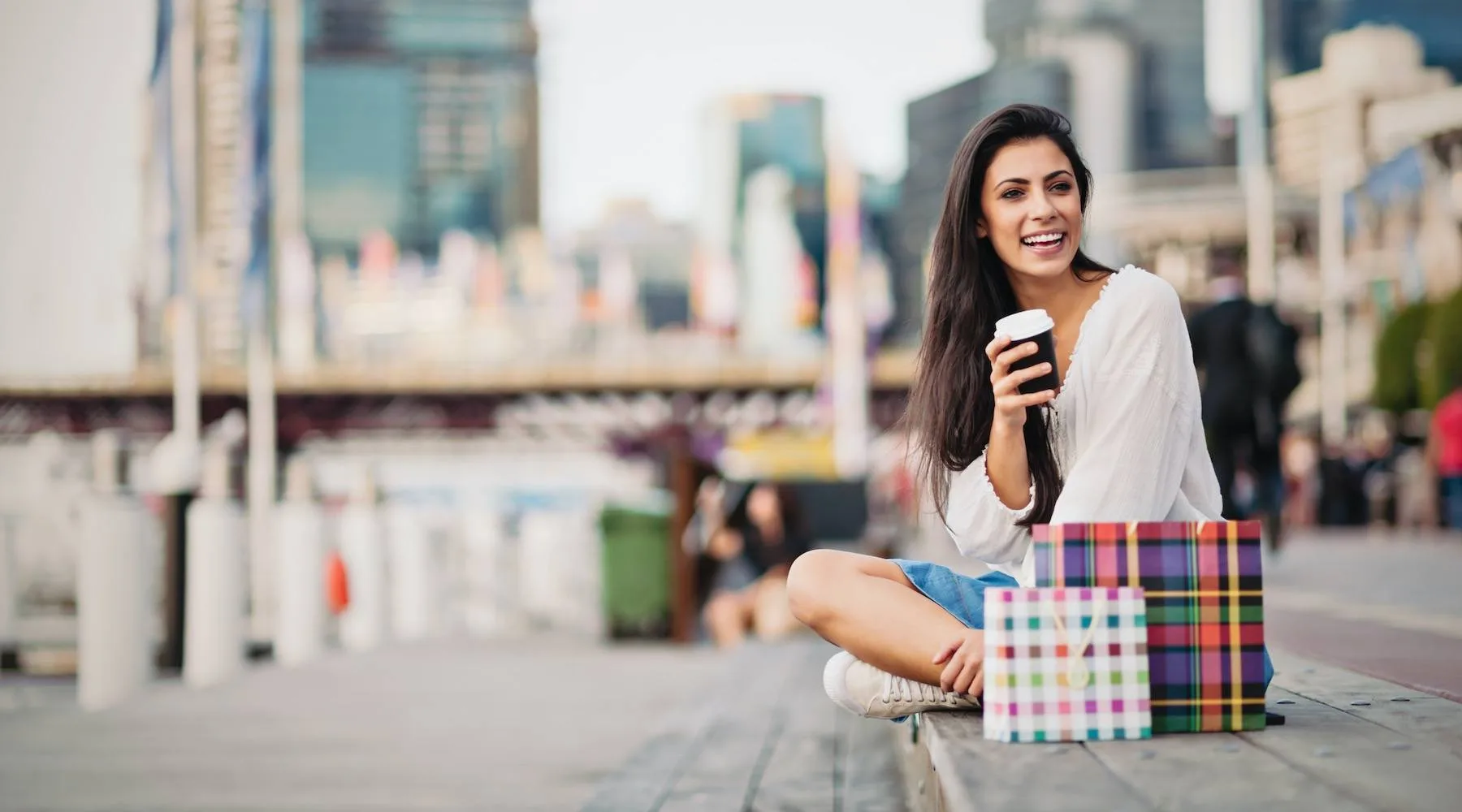 SmilingWomanWithShoppingBags_GettyImages_1800x1000 SmilingWomanWithShoppingBags_GettyImages_1800x1000