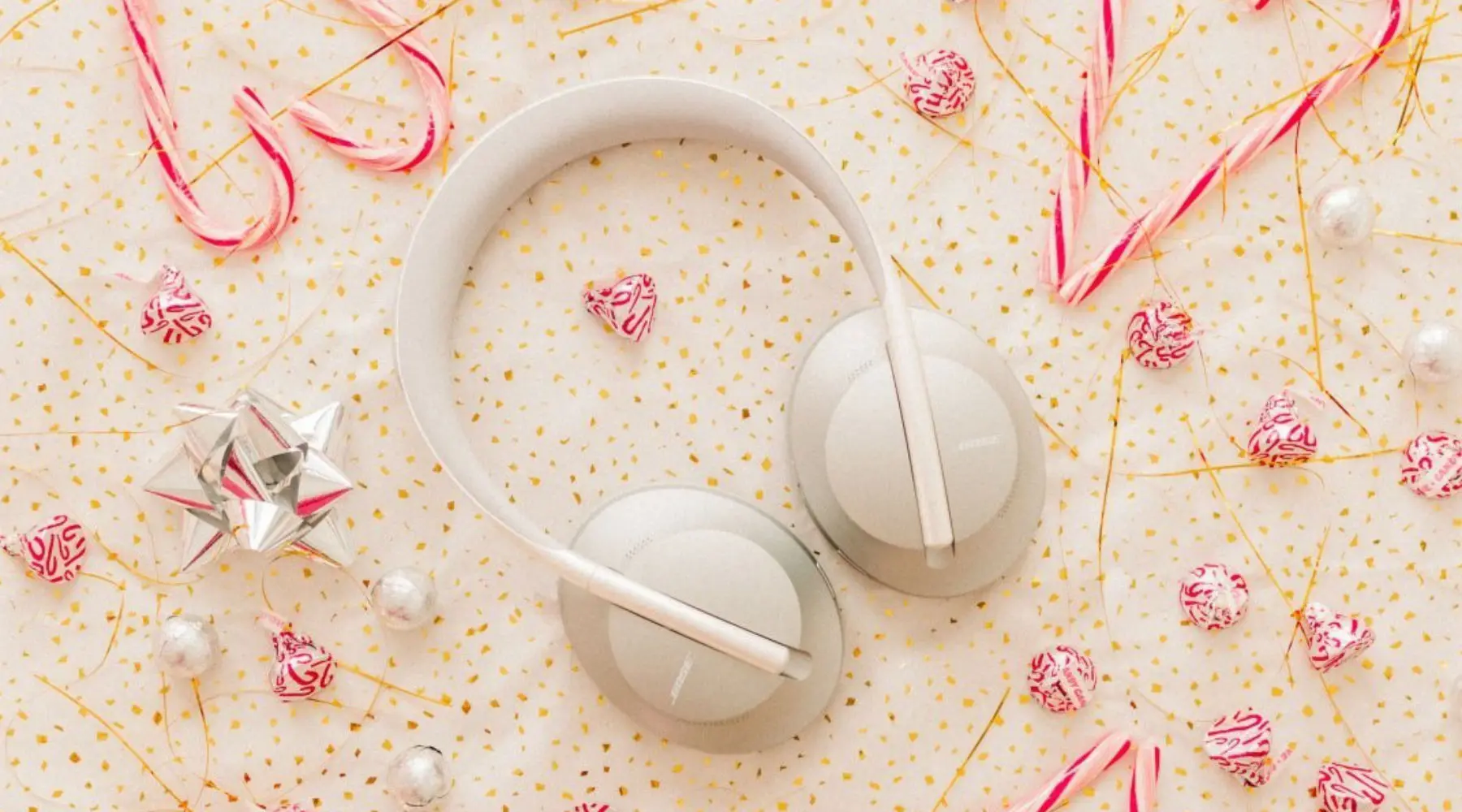 boseheadphones700andcandycanes_Instagram_1800x1000 boseheadphones700andcandycanes_Instagram_1800x1000