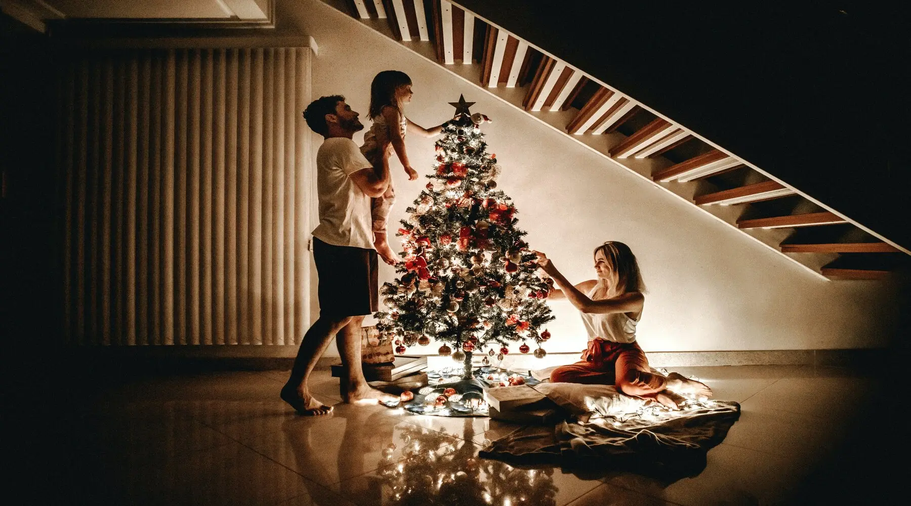 familyputtinguptree_unsplash_1800x1000 familyputtinguptree_unsplash_1800x1000