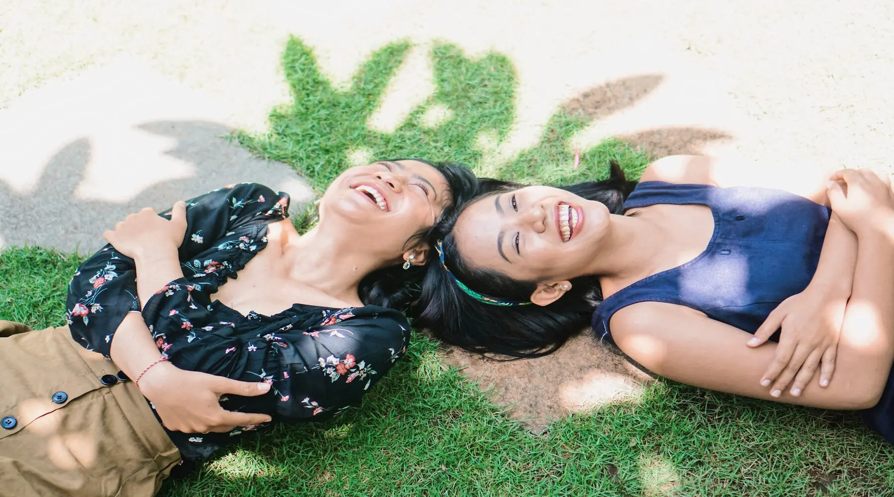 friendsinthegrass_unsplash_1800x1000 friendsinthegrass_unsplash_1800x1000