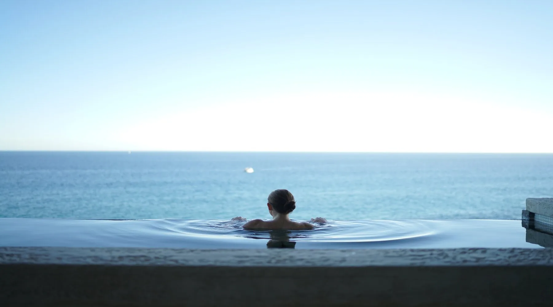 womaninpool_unsplash_1800x1000 womaninpool_unsplash_1800x1000