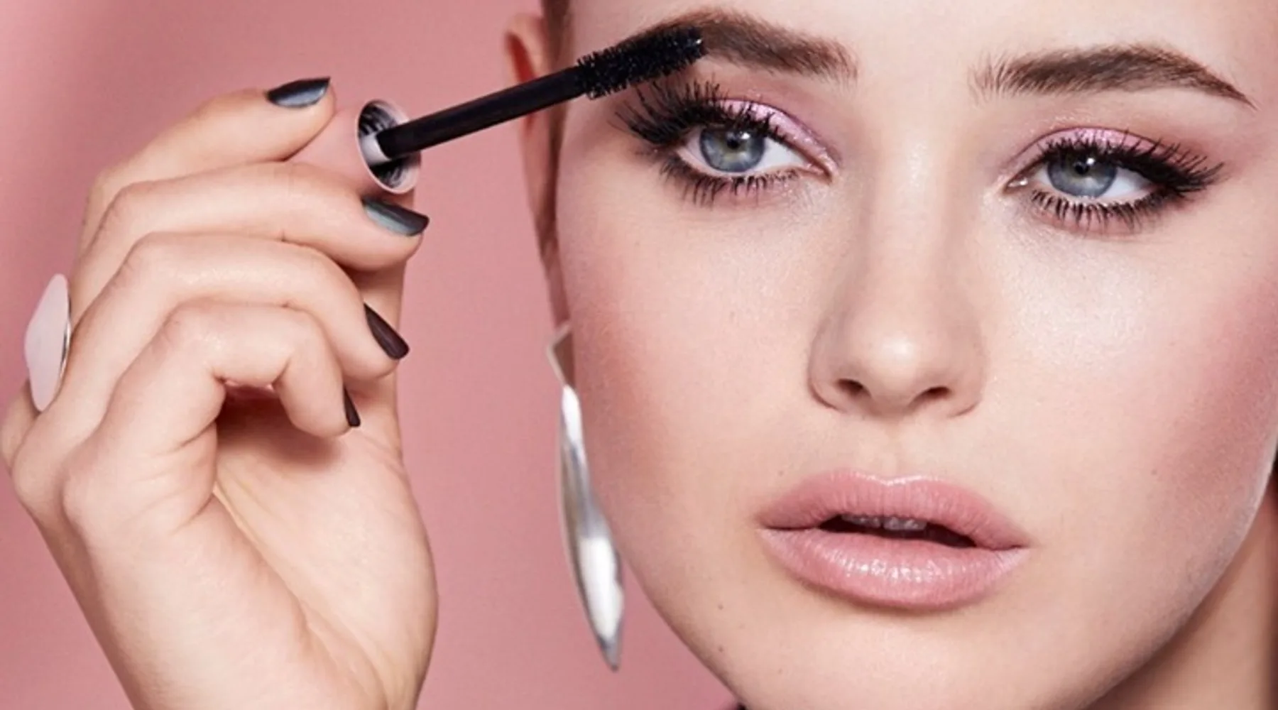 womanbrushingeyebrows_Instagram_1800x1000 womanbrushingeyebrows_Instagram_1800x1000