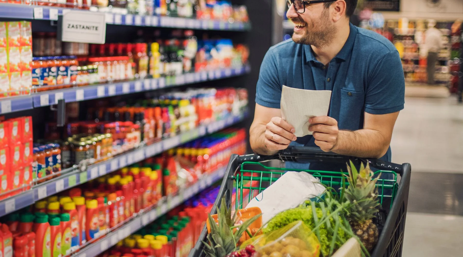 продуктовый магазин. продукты в супермаркете. розничные товары. товары производства ашан. розничная торговля.
