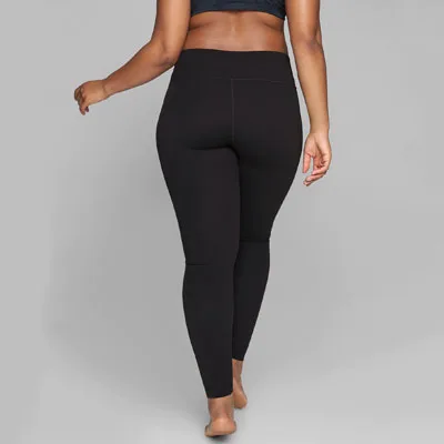 Curvy girl wearing black leggings