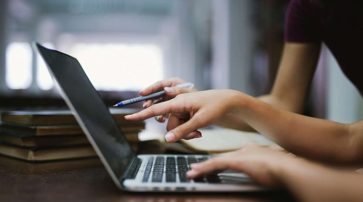 Image: Getty Images two people looking at the screen of a laptop