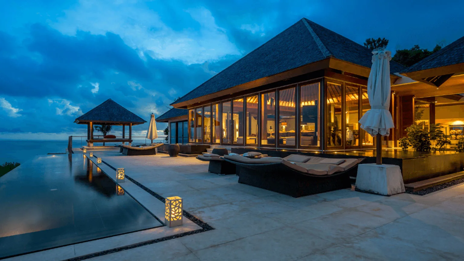 Image: Finder Luxury hotel villa with pool at night