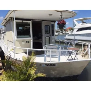 Offbeat Houseboat