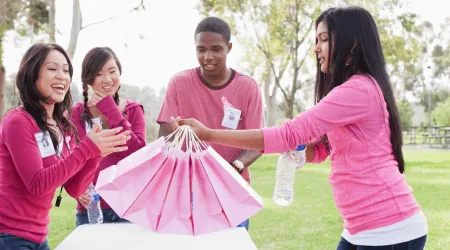 YoungPeopleWithPinkShoppingBagsInPark_Supplied_450x250 YoungPeopleWithPinkShoppingBagsInPark_Supplied_450x250