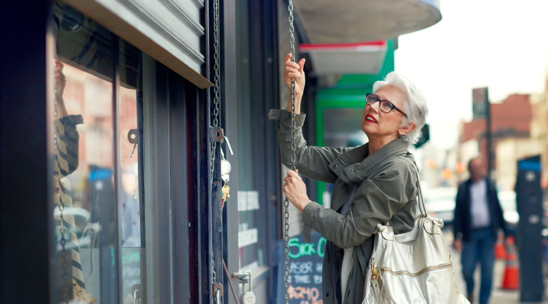 OpeningStoreShutter_GettyImages_1800x1000 OpeningStoreShutter_GettyImages_1800x1000