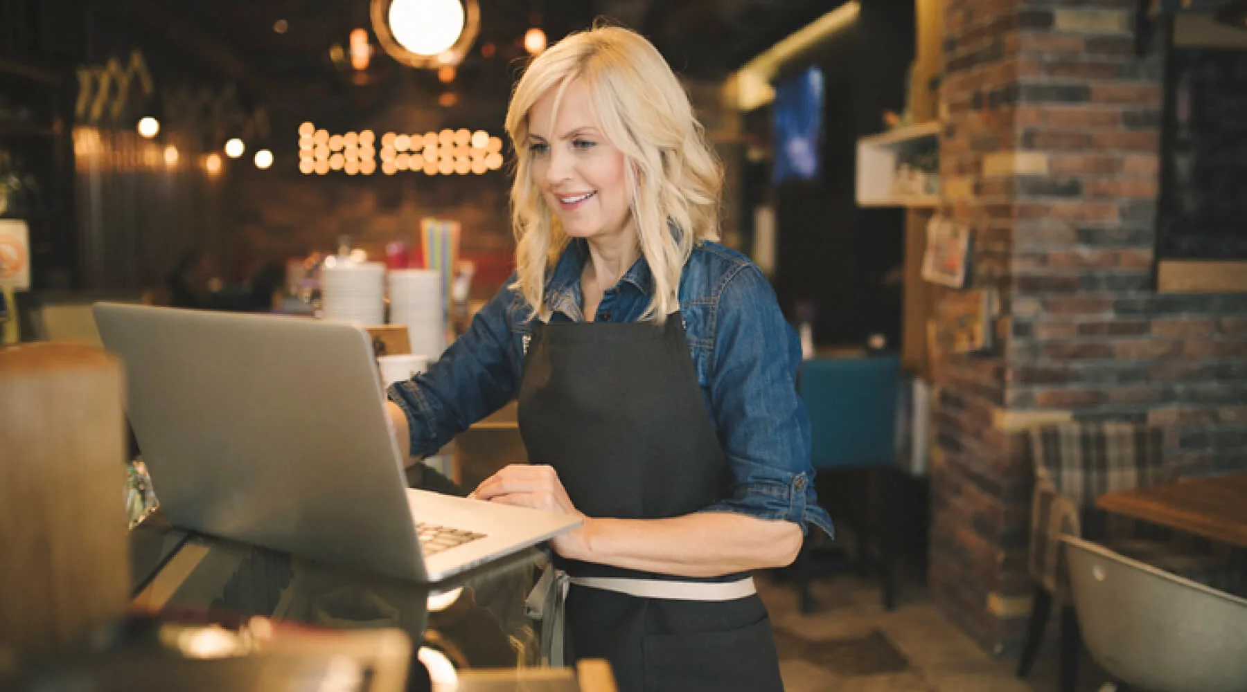 ShopOwnerUsingLaptop_GettyImages-1800x1000 ShopOwnerUsingLaptop_GettyImages-1800x1000
