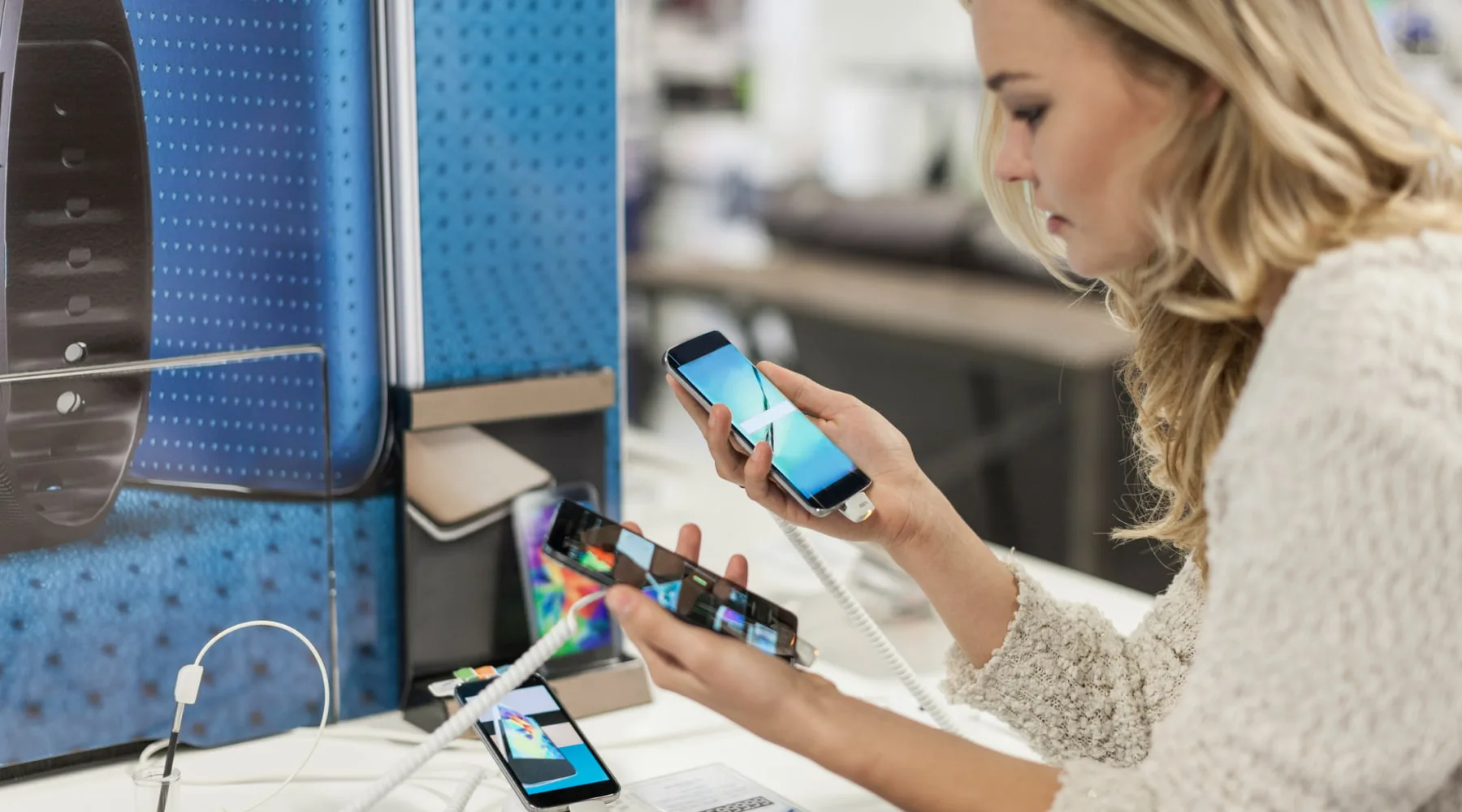 WomanComparesSmartPhones_GettyImages_1800x1000 WomanComparesSmartPhones_GettyImages_1800x1000