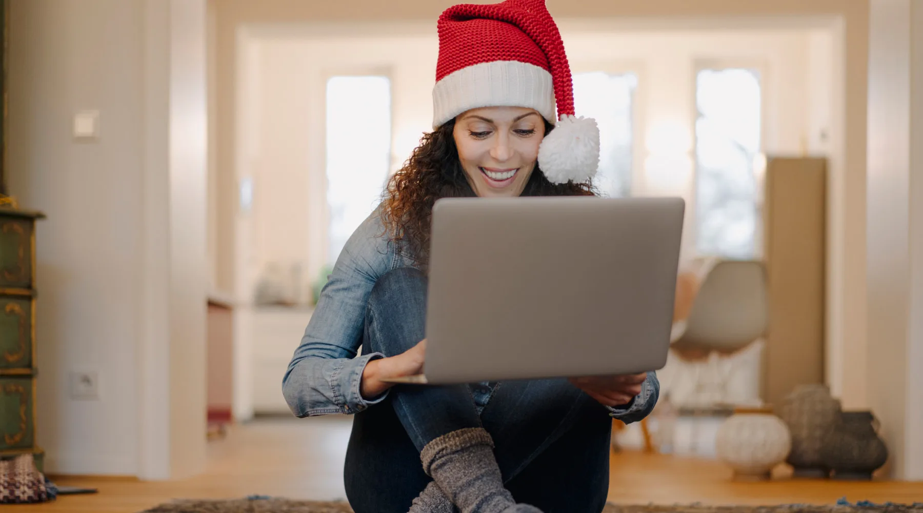 WomanWithSantaHatUsingComputer_GettyImages_1800x1000 WomanWithSantaHatUsingComputer_GettyImages_1800x1000