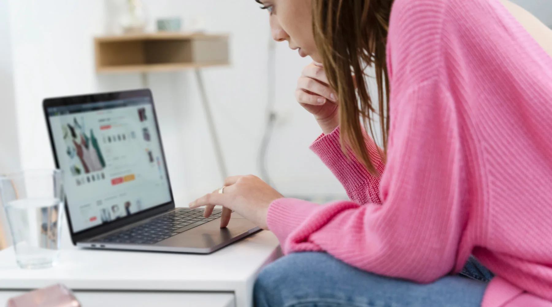 YoungWomanUsingLaptopShopping_GettyImages_1800x1000 YoungWomanUsingLaptopShopping_GettyImages_1800x1000