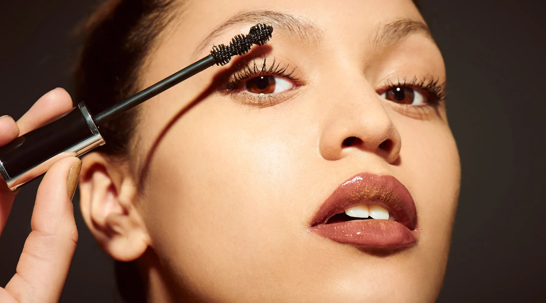 WomanApplyingMascara_GettyImages_1800x1000 WomanApplyingMascara_GettyImages_1800x1000
