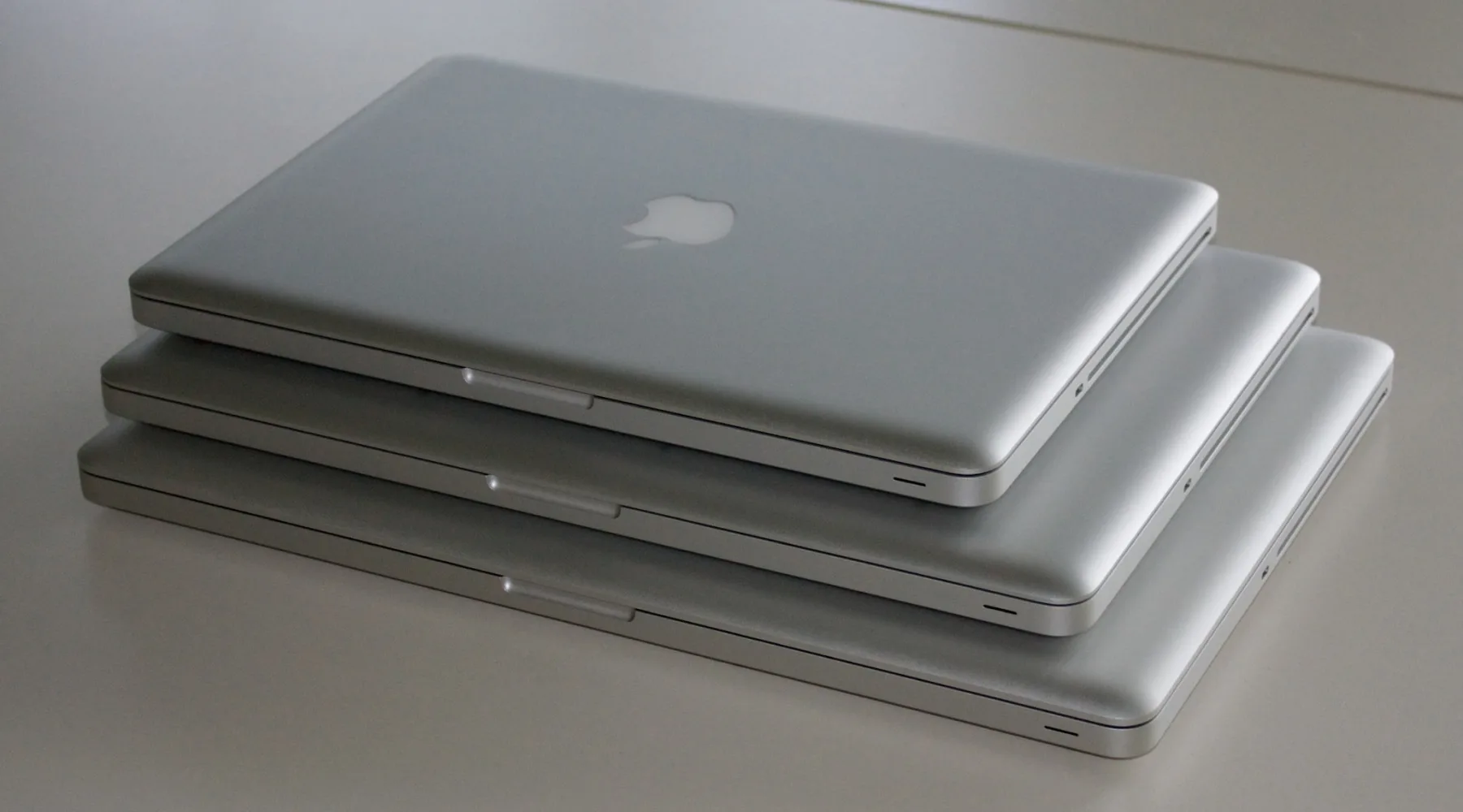 AppleMacBookPros131517Stacked_Supplied_1800x1000 AppleMacBookPros131517Stacked_Supplied_1800x1000