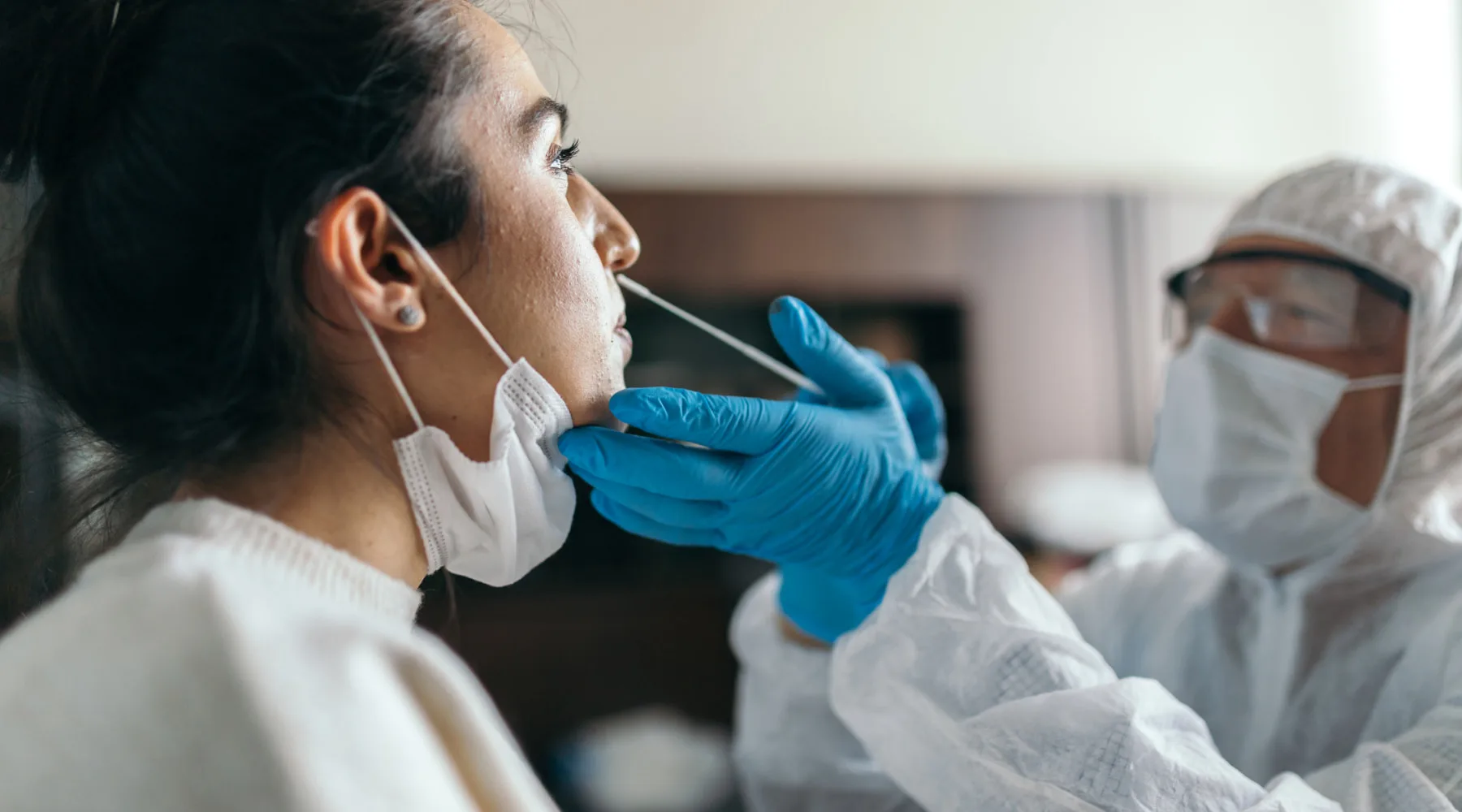 DoctorTakingNoseSwabForTesting_GettyImages_1800x1000 DoctorTakingNoseSwabForTesting_GettyImages_1800x1000
