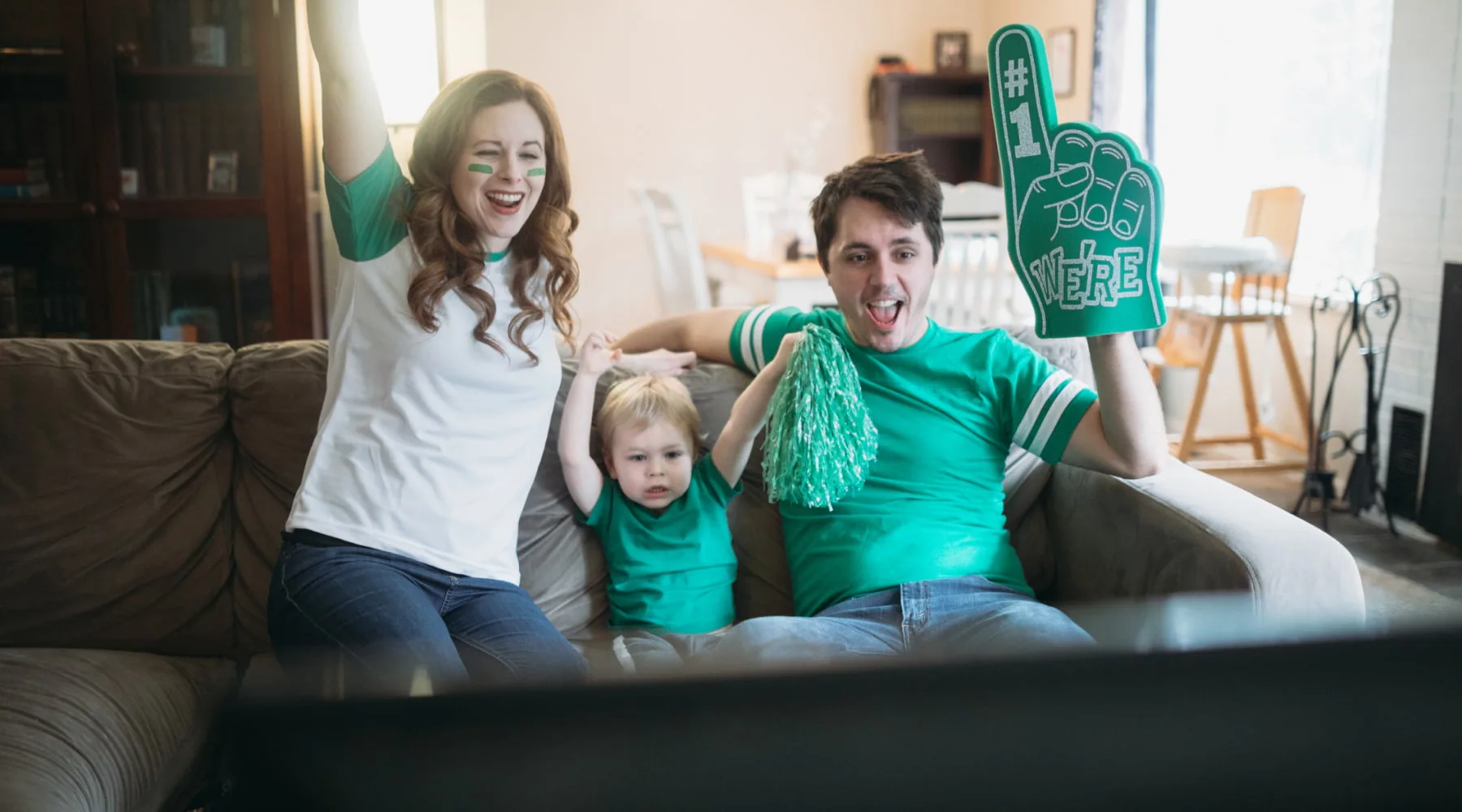 FamilyCheeringAGameOnTV_GettyImages_1800x1000 FamilyCheeringAGameOnTV_GettyImages_1800x1000